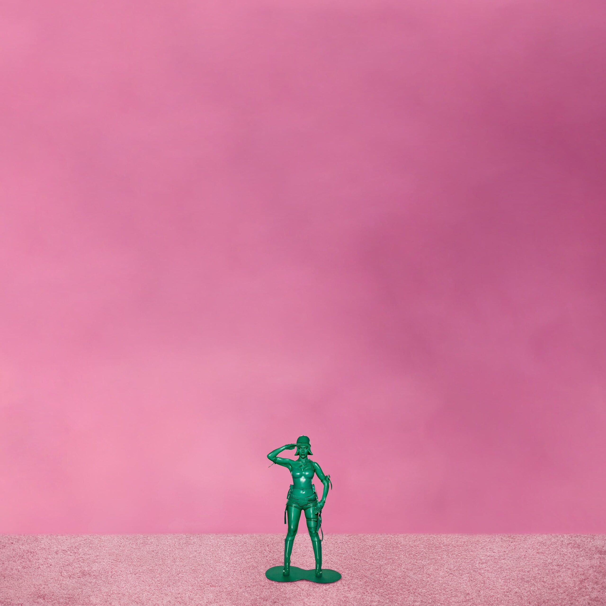 Grüne Plastik-Soldatin salutiert auf rosa Fläche, minimalistisches Covermotiv zu „Hearts Sold Separately“.