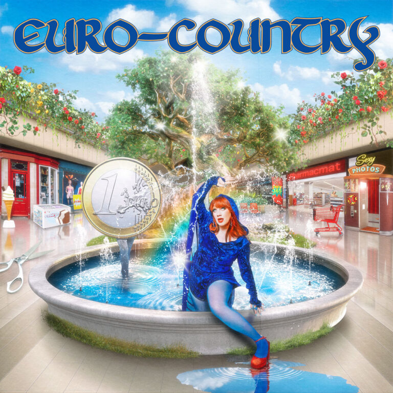 CMAT in königsblau steigt in einer Shopping-Mall aus einem Springbrunnen vor einer großen silbernen Euromünze, grelle Farben, Retro-Schriftzug.