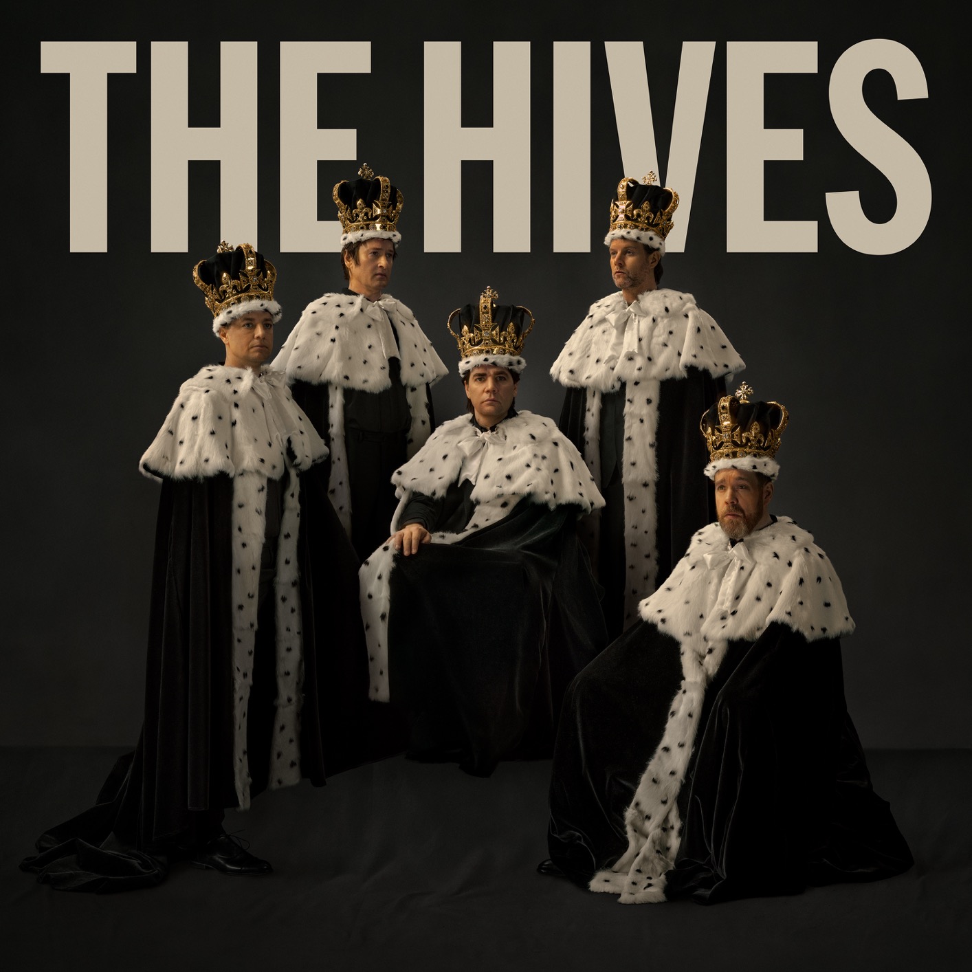 Albumcover von The Hives – die fünf Bandmitglieder posieren in Königsroben und Kronen vor schwarzem Hintergrund, der Bandname steht groß darüber.