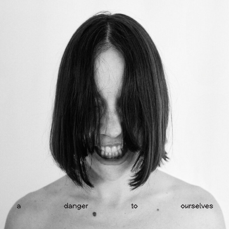 Schwarzweiß-Porträt von Lucrecia Dalt, Schulterpartie nackt, Haar fällt wie ein Schleier ins Gesicht, Zähne gebleckt, der Albumtitel „a danger to ourselves“ steht klein und auseinandergezogen über dem Schlüsselbeinbereich.