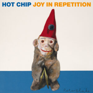 Gemaltes Cover von Sir Peter Blake mit Zimbel-Affen in roter Kappe auf cremeweißem Grund über blauem Streifen, Albumtitel „Hot Chip – Joy In Repetition“ in Blau und Orange.