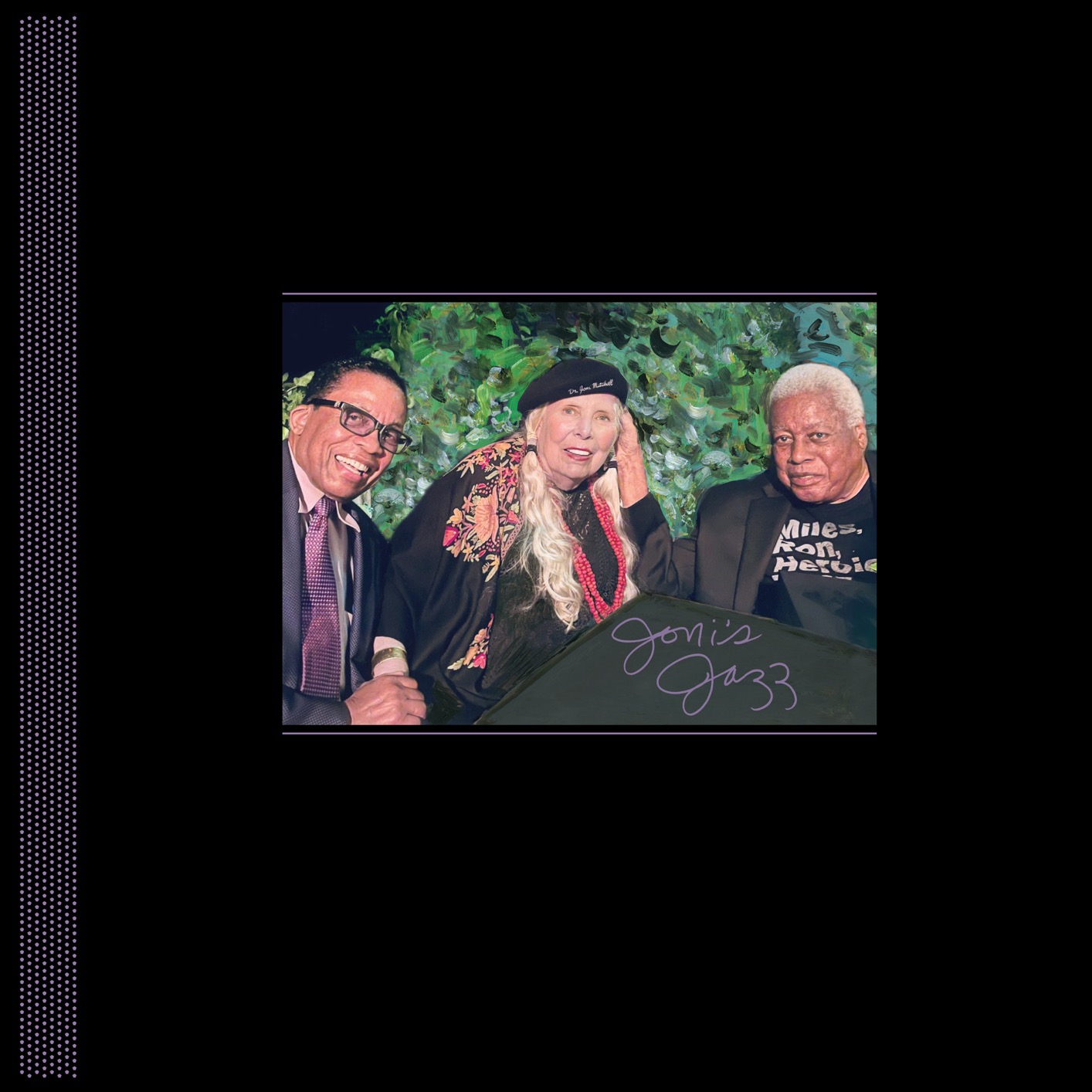 Fotografie mit Joni Mitchell in schwarzer Baskenmütze und besticktem Cape zwischen Herbie Hancock und Wayne Shorter, vor grünem Blätterhintergrund; unten handschriftlich „Joni’s Jazz“.