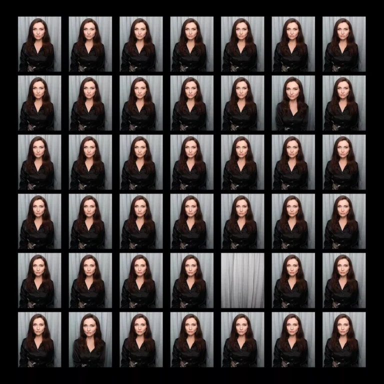 Quadratisches Albumcover mit einem seriellen Raster von Porträtaufnahmen einer Frau im schwarzen Outfit vor grauem Hintergrund, leicht variierte Gesichtsausdrücke.