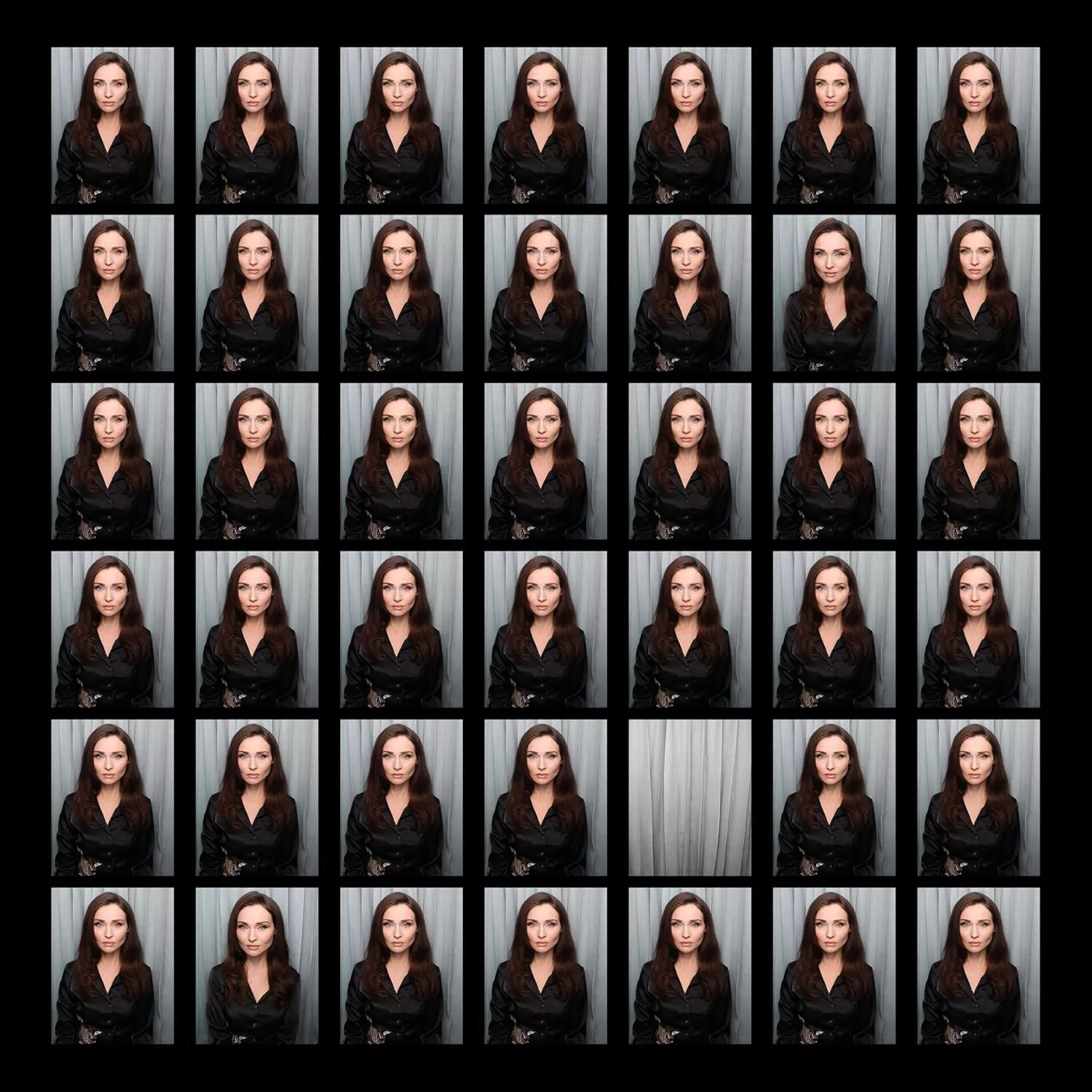 Quadratisches Albumcover mit einem seriellen Raster von Porträtaufnahmen einer Frau im schwarzen Outfit vor grauem Hintergrund, leicht variierte Gesichtsausdrücke.