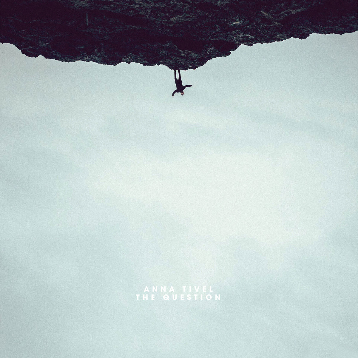 Eine einzelne Figur hängt kopfüber an einem Felsen vor blassem Himmel, minimalistisches Cover zu The Question von Anna Tivel.