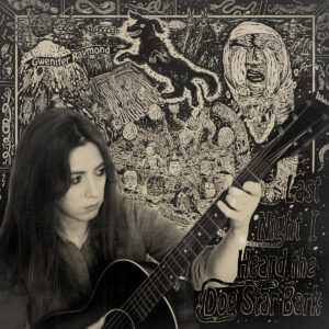 Gwenifer Raymond mit Akustikgitarre vor einem detailreichen, schwarz-beigen Albumcover voller surrealer Gravuren, darunter ein springender Hund und mystische Gesichter.