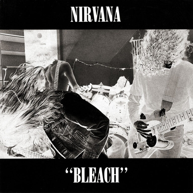 Albumcover von Nirvana „Bleach“ in schwarz-weißer Negativ-Optik, zeigt Bandmitglieder mit Gitarren und Schlagzeug in intensiver Bewegung.