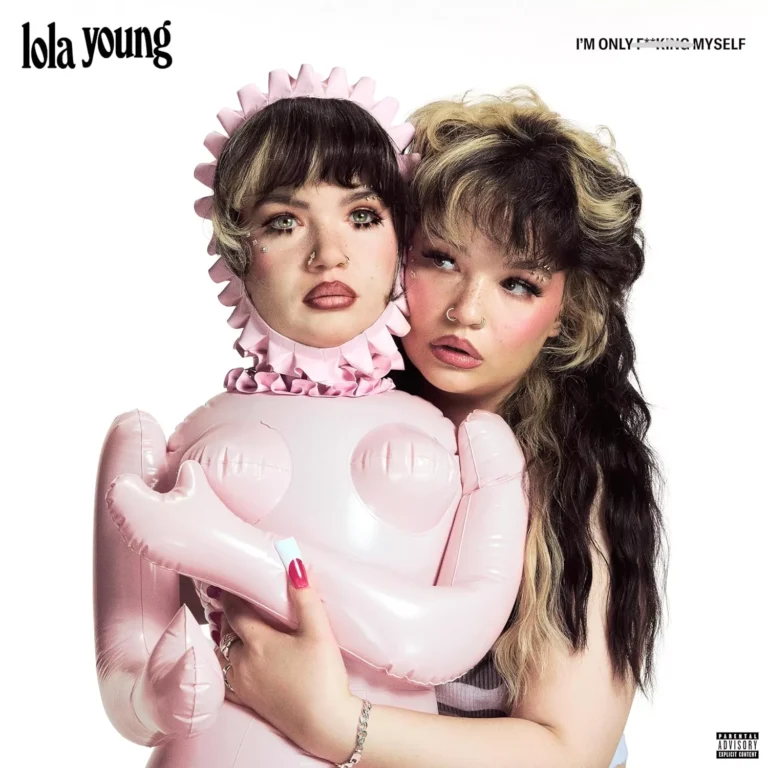 Albumcover von Lola Young „I’m Only F**king Myself“: Die Künstlerin umarmt eine pinke aufblasbare Puppe mit ihrem eigenen Gesicht, weißer Hintergrund.