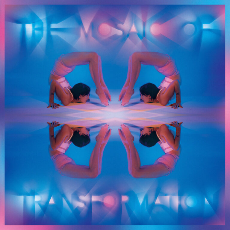Farbintensives Albumcover mit symmetrisch gespiegelt posierender Frau im Rückwärtsbogen vor blau-pinkem Hintergrund, Schriftzug „The Mosaic of Transformation“.