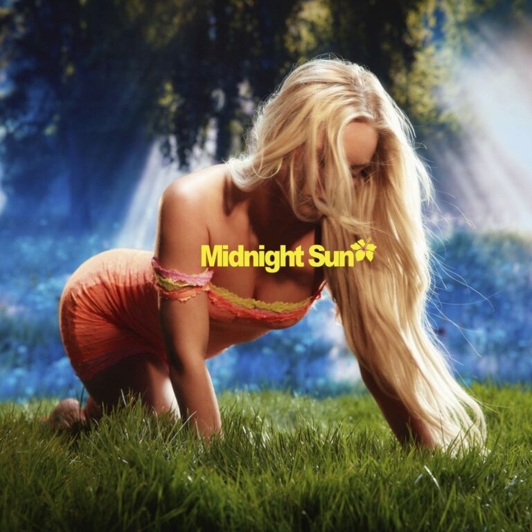 Blonde Frau in kurzem orangeroten Kleid kniet im taufrischen Gras, Sonnenstrahlen brechen durch einen Waldhintergrund, gelber Schriftzug „Midnight Sun“.