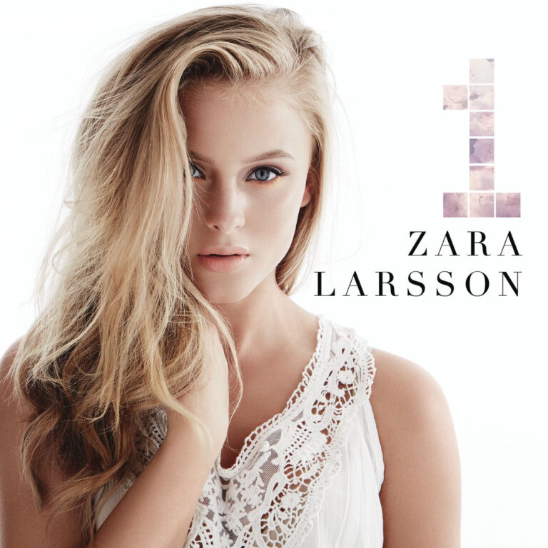 Nahaufnahme von Zara Larsson in weißem Spitzenkleid, halb verdecktes Gesicht, klarer Blick, minimalistischer weißer Hintergrund mit Albumtitel 1.