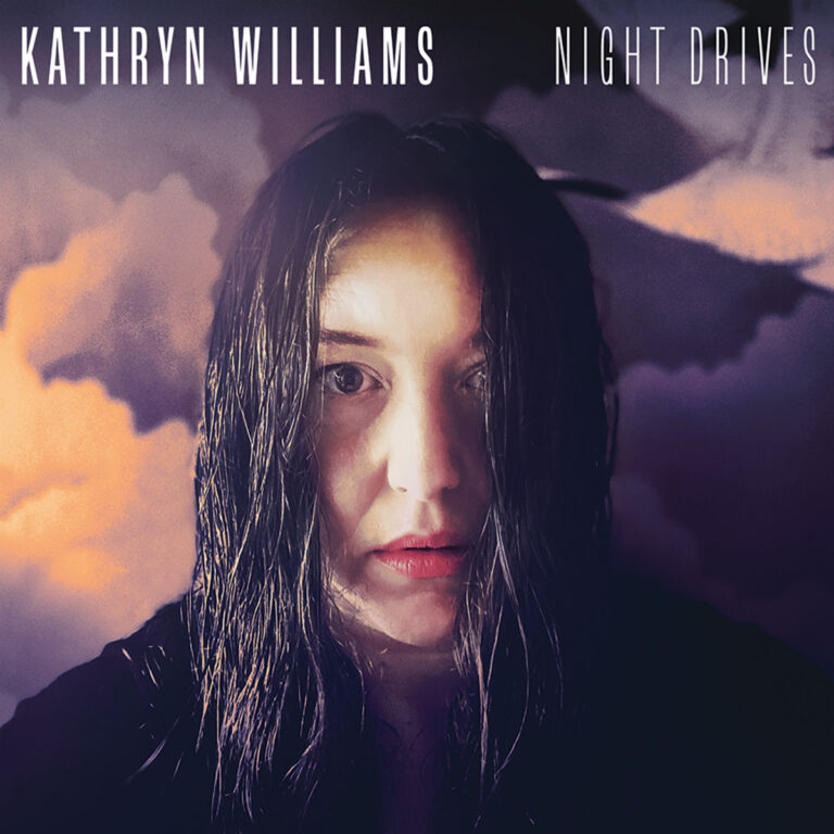 Albumcover „Night Drives“ von Kathryn Williams mit einem frontalen Porträt der Sängerin vor dramatisch verfärbtem Wolkenhimmel, nassem Haar und ernstem Blick.