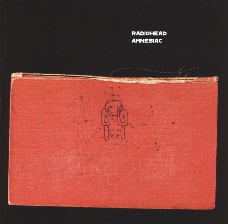 Ein rotes, abgegriffenes Buch mit kryptischer Zeichnung auf der Vorderseite liegt vor schwarzem Hintergrund, Albumcover von Radioheads Amnesiac.