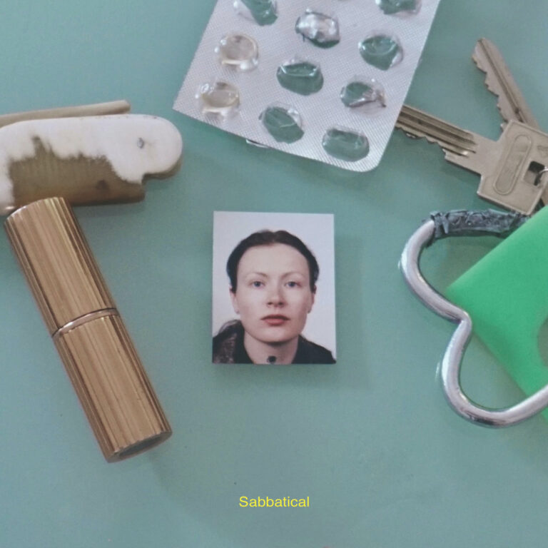Albumcover von Rosa Anschütz – „Sabbatical“ zeigt ein Passfoto, Schlüssel, Blisterpackung, Lippenstift und eine spontane Alltagsordnung auf türkisfarbenem Grund.