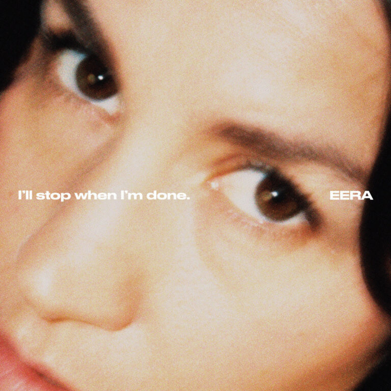 Nahaufnahme eines Gesichts mit intensiven Augen, grobkörnige Fototextur, weißer Schriftzug „I’ll stop when I’m done“ und „EERA“.