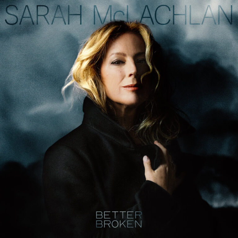 Porträt von Sarah McLachlan auf dem Albumcover „Better Broken“, in dunklem Mantel vor wolkigem Himmel, mit ernstem, nachdenklichem Blick.