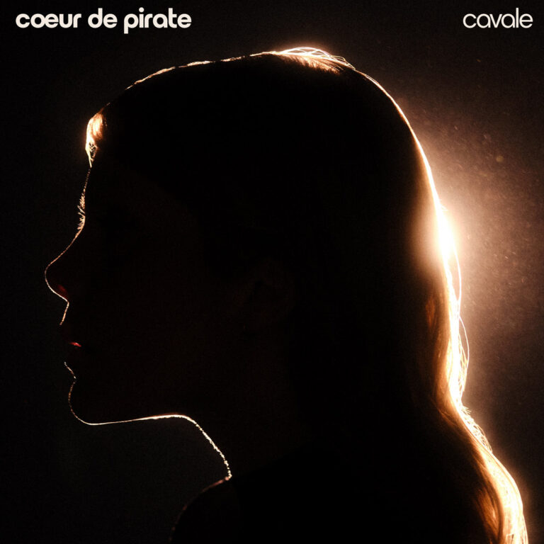 Dunkles Albumcover mit seitlich beleuchteter Silhouette einer Frau, deren Konturen durch goldenes Licht am Haar und Hals hervorgehoben sind.
