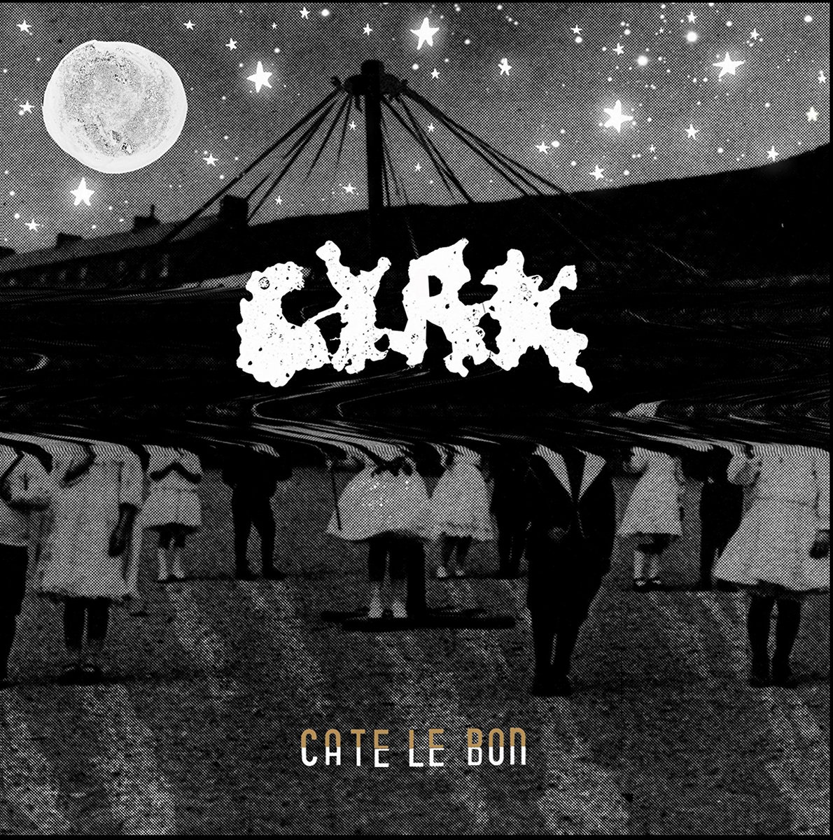 Schwarz-weißes Albumcover von Cate Le Bons Cyrk mit schemenhaften Figuren unter einem Sternenhimmel, einem hellen Mond und verzerrtem Schriftzug.