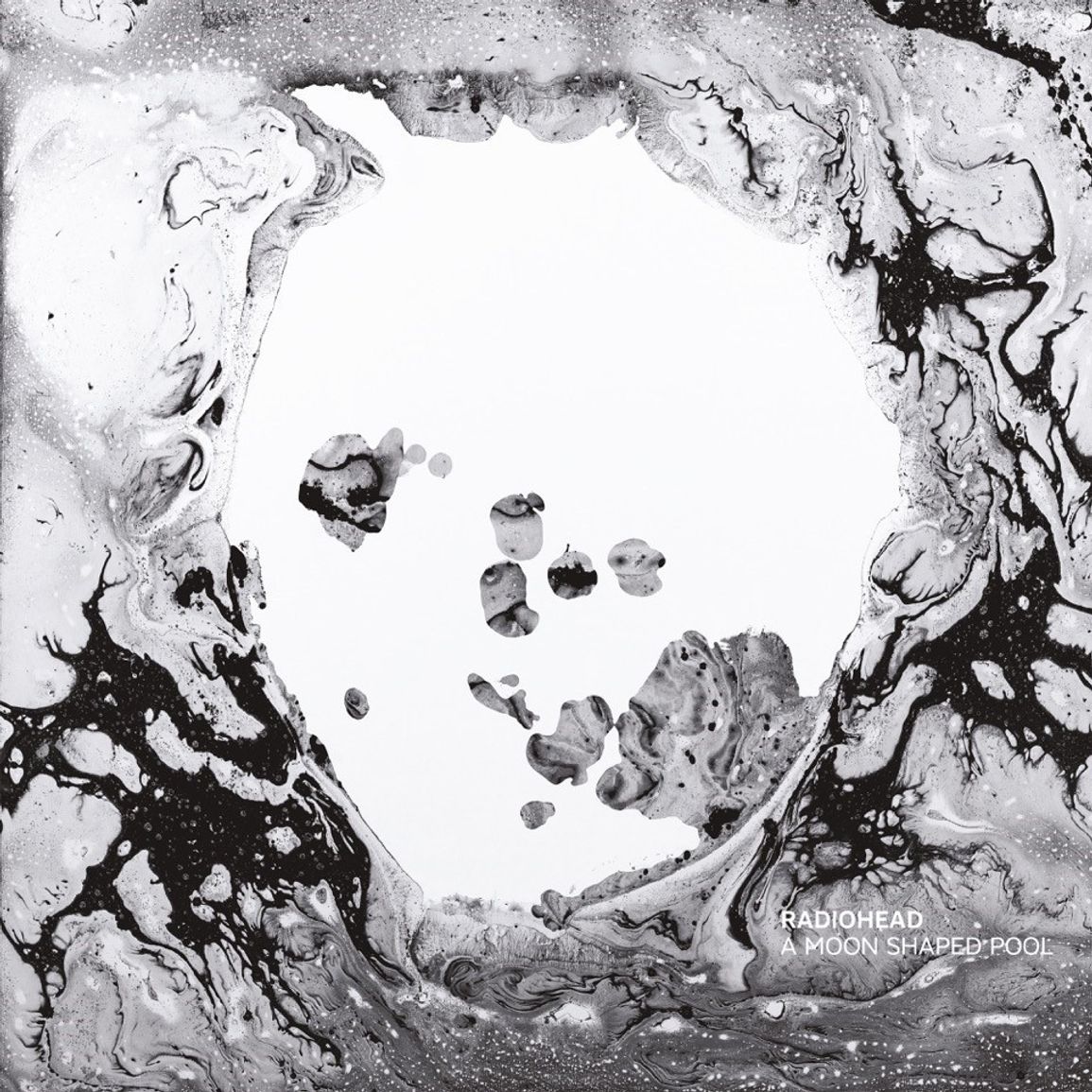 Abstraktes Schwarzweiß-Albumcover von A Moon Shaped Pool von Radiohead, zeigt fließende, marmorierte Strukturen, die einen weißen, leeren Raum umrahmen – zwischen organischem Chaos und meditativer Leere.