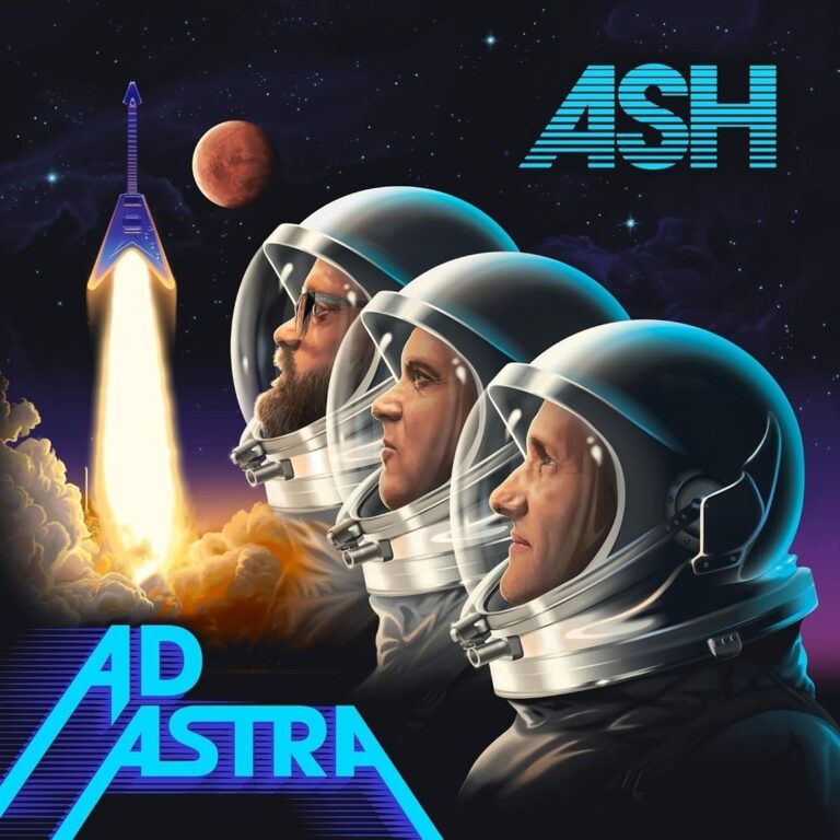 Drei Männer in Raumanzügen blicken Richtung Himmel, während eine Gitarre als Rakete ins All startet. Im Hintergrund: Mars, Sterne, neonblaue Schriftzüge „ASH“ und „Ad Astra“.