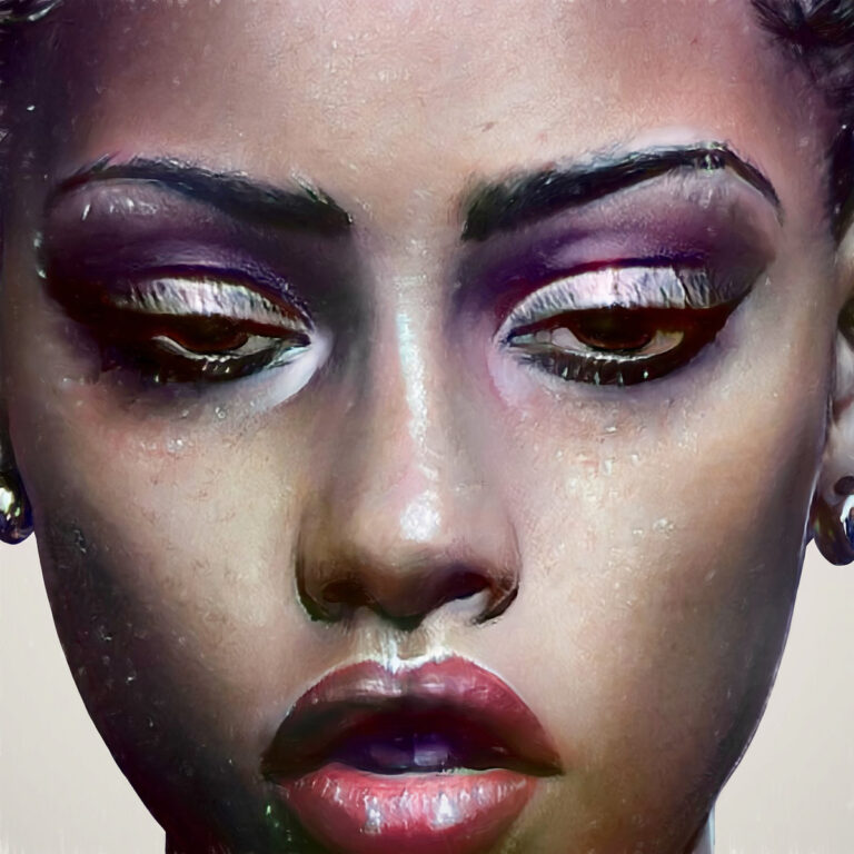 Nahaufnahme eines digital verfremdeten Gesichts mit metallisch schimmernder Haut, violettem Lidschatten und halb geöffneten Lippen; ein futuristisches Porträt, das Stärke und Zerbrechlichkeit zugleich ausdrückt.