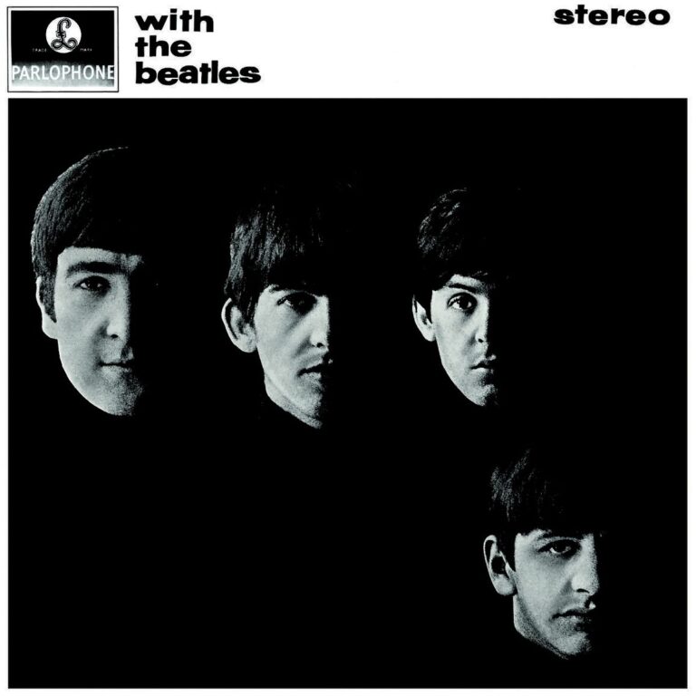 Schwarzweiß-Porträt der vier Beatles-Köpfe in Halbschatten auf weißem Hintergrund, minimalistisch und streng komponiert, Licht und Dunkel bilden ein grafisches Spiel aus Präsenz und Verhüllung.