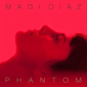 Rotes Albumcover mit dem seitlich beleuchteten Profil von Madi Diaz, ihr Gesicht in tiefes Licht getaucht, die Augen geschlossen, der Schriftzug „Phantom“ in feiner grauer Typografie – eine visuelle Mischung aus Wärme, Intimität und Entfremdung.