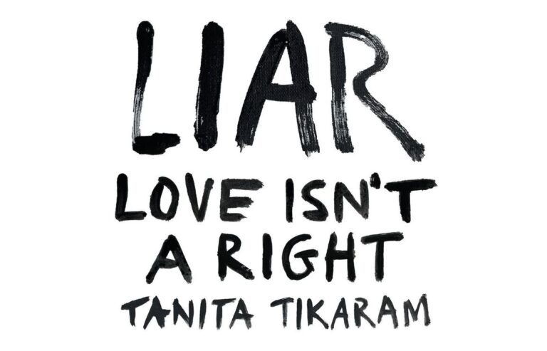 Schwarz auf Weiß steht handschriftlich LIAR Love Isn’t A Right Tanita Tikaram, eine schlichte, kontrastreiche Typografie, die das Thema Wahrheit und Verletzlichkeit in minimalistischer Direktheit spiegelt.