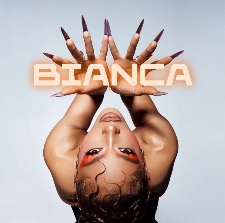 BIA streckt auf dem Cover von Bianca ihre Hände mit langen, spitzen Nägeln nach oben, der Blick geht rückwärts zum Betrachter, umgeben von weichem Licht und glänzender Haut.