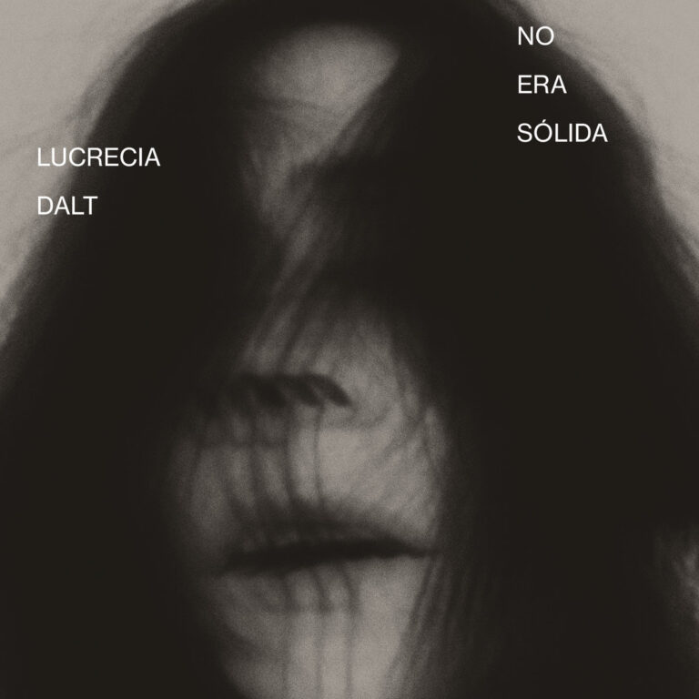 Schwarz-weißes Albumcover mit unscharfem Porträt einer Frau, deren Haar das Gesicht teilweise verdeckt. Ausdruck zwischen Auflösung und Präsenz, minimalistische Typografie.