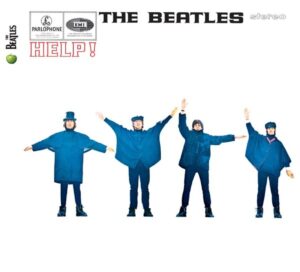 Vier Beatles in blauen Mänteln stehen auf weißem Hintergrund und formen mit erhobenen Armen Signale, der Schriftzug „HELP!“ leuchtet rot über ihnen.