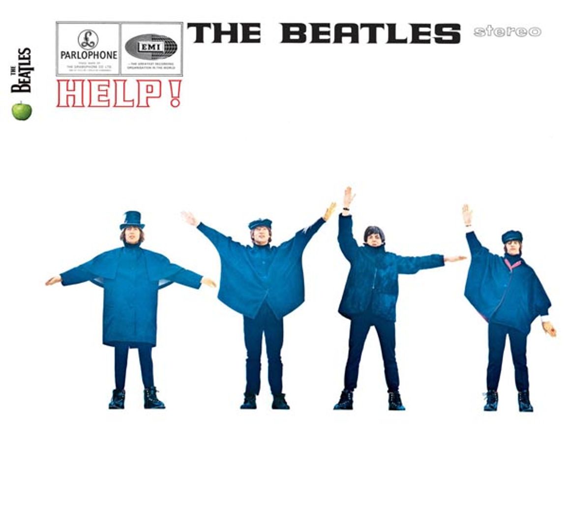 Vier Beatles in blauen Mänteln stehen auf weißem Hintergrund und formen mit erhobenen Armen Signale, der Schriftzug „HELP!“ leuchtet rot über ihnen.