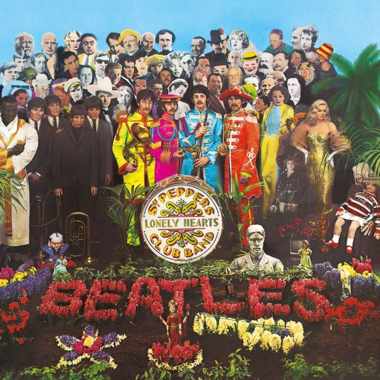 Vier Männer in bunten Uniformen posieren vor einer Menschenmenge aus berühmten Gestalten, Blumen formen das Wort Beatles, im Zentrum steht eine große Trommel mit dem Schriftzug „Sgt. Pepper’s Lonely Hearts Club Band“.