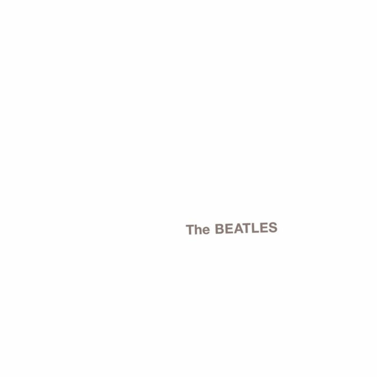 Ein völlig weißes, minimalistisches Plattencover mit der schlichten Prägung „The BEATLES“ unten rechts – kein Bild, keine Farbe, nur Leere und Reduktion.