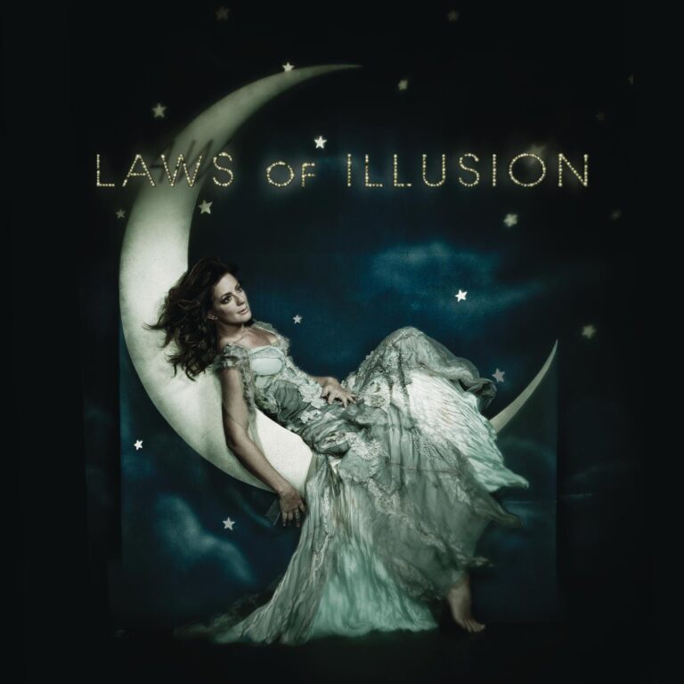 Sarah McLachlan in einem schimmernden Kleid lehnt auf einer halbmondförmigen Sichel vor dunkelblauem Sternenhintergrund, der Schriftzug Laws of Illusion leuchtet über ihr.