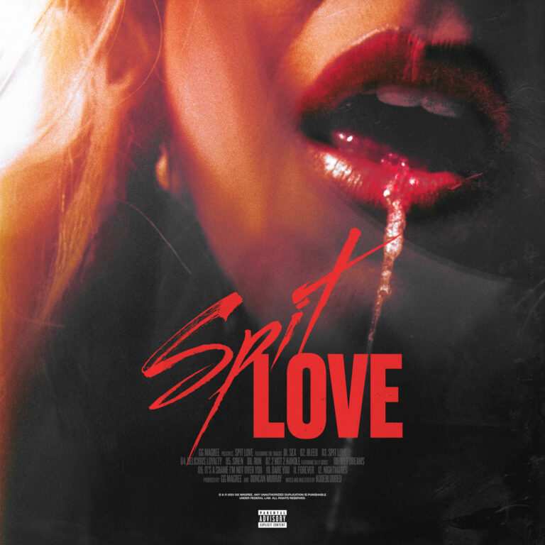 Nahaufnahme eines Gesichts mit blutroten Lippen, aus denen ein Tropfen Flüssigkeit rinnt, begleitet vom roten Schriftzug „Spit Love“ auf dunklem Hintergrund.
