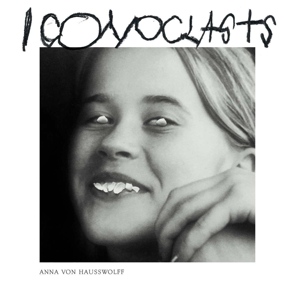 Schwarzweißporträt einer jungen Frau mit weißen Augen und zersplittertem Lächeln, Albumcover von Anna von Hausswolffs „Iconoclasts“.