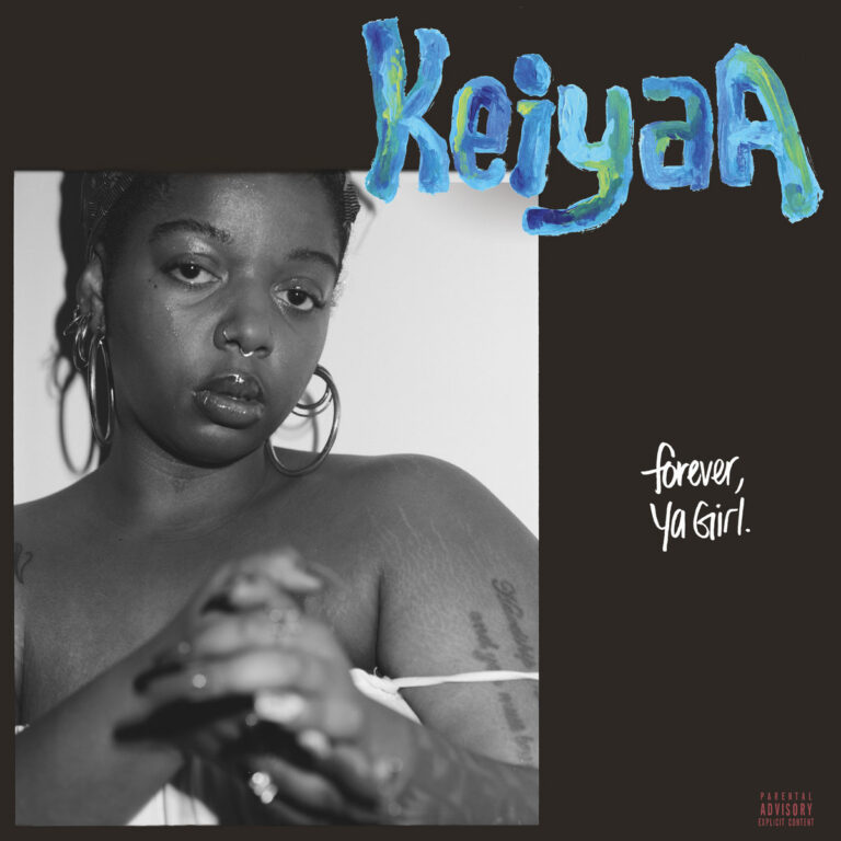 Schwarzweiß-Porträt von KeiyaA auf dem Cover ihres Albums „Forever, Ya Girl“: sie blickt direkt in die Kamera, mit nackter Schulter, großen Creolen und glänzenden Lippen. Der Albumtitel steht in weißer Schrift auf dunklem Grund, darüber ihr Name in handgemaltem Blau.