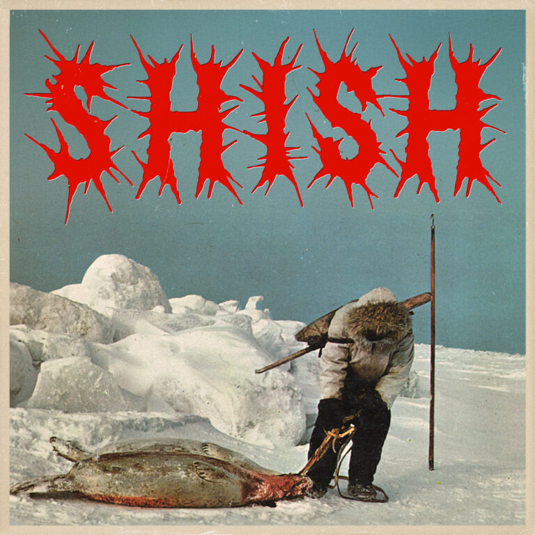 Ein Mensch in schwerer Winterkleidung kauert auf dem Eis über einer erlegten Robbe. Im Hintergrund liegen Schneeblöcke unter blassem Himmel. Über dem Motiv prangt in grellroter, zackiger Schrift das Wort „SHISH“.