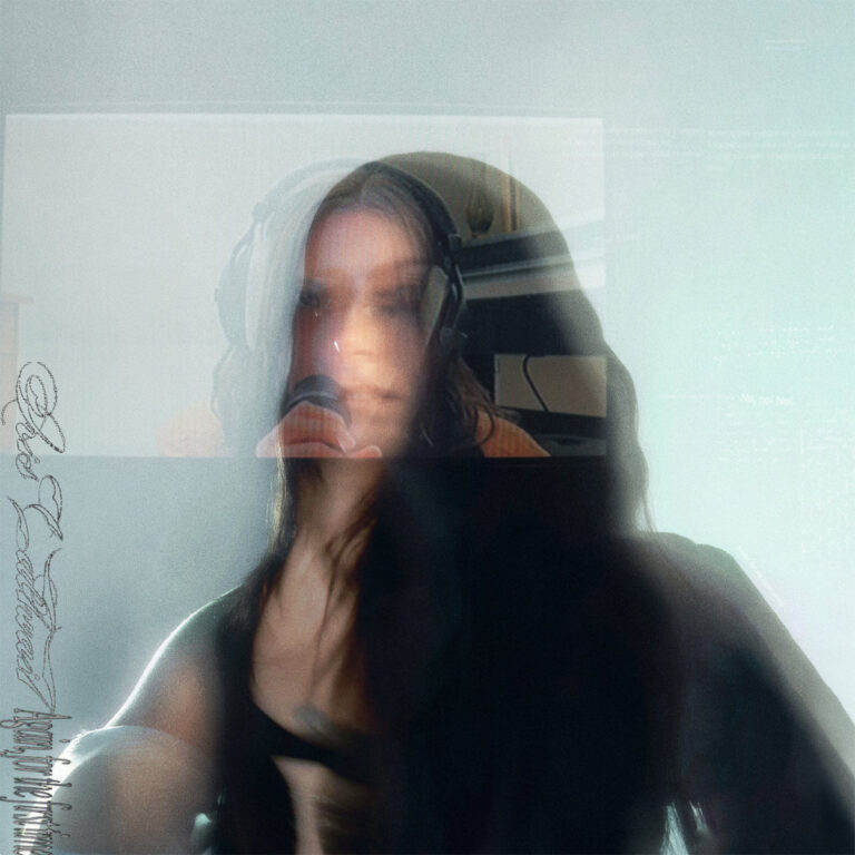 Das quadratische Albumcover zeigt eine doppelt belichtete Porträtaufnahme von Iris Caltwait. Ihr Gesicht erscheint verschwommen zwischen Mikrofon, Kopfhörern und transparenten Lichtebenen. Der Bildaufbau wirkt geisterhaft, wie eine Erinnerung im Nebel.