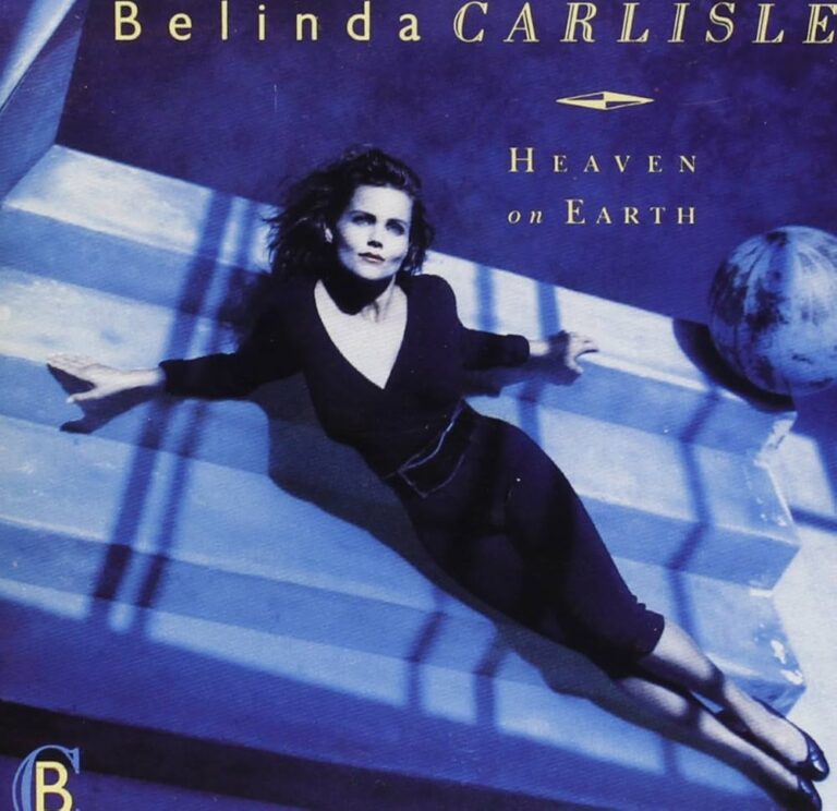 Belinda Carlisle auf dem Cover von Heaven on Earth in kühlem Blaulicht, liegend im geometrischen Schatten, zwischen Glamourpose und nachdenklicher Ruhe, Symbol für das spannungsgeladene Selbstbild des Albums.