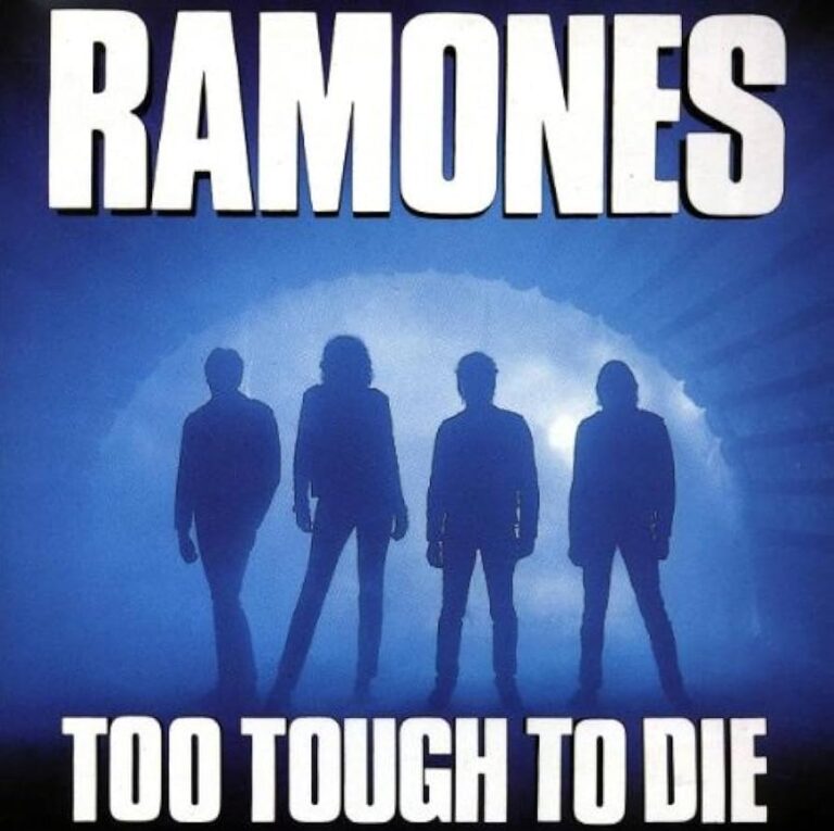 Silhouetten der vier Ramones-Mitglieder in einem blau illuminierten Tunnel, von hinten angeleuchtet, vor dem Albumtitel Too Tough to Die.