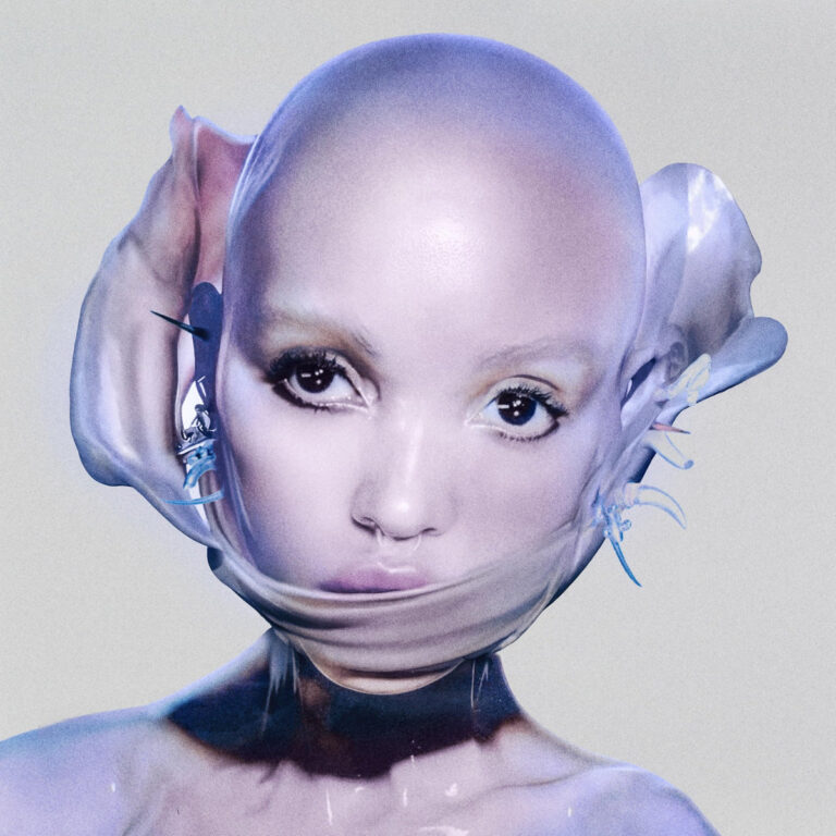 Eine futuristisch verfremdete Figur mit glatter, blass violetter Haut, großen Augen und organisch wirkenden, transparenten Strukturen rund um Kopf und Hals. Die Darstellung wirkt künstlich, körperlich und zugleich entrückt.