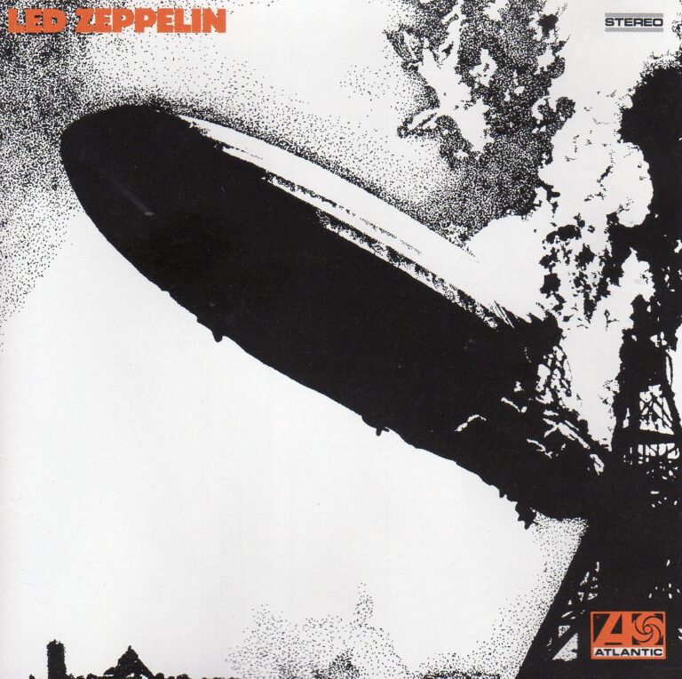 Schwarzweißes Covermotiv mit stilisiertem explodierenden Zeppelin, neigungsreicher Bildausschnitt, grobe Punktstruktur, brennende Flammenwolken am rechten Bildrand, kontrastreicher Druck, grafisch reduzierte Darstellung.