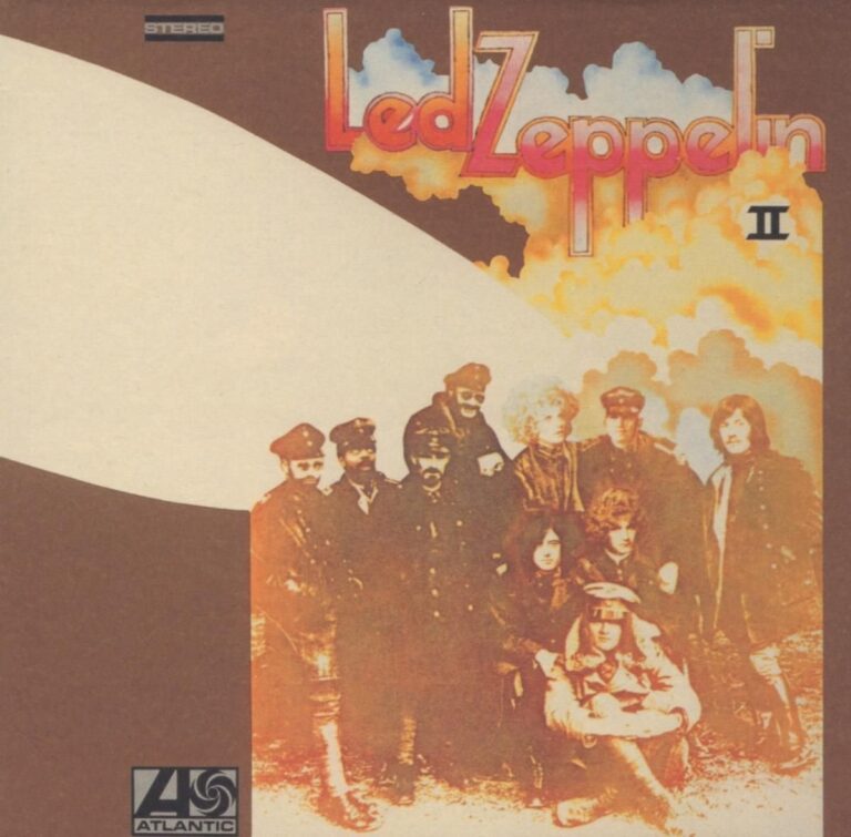 Braun-beiges Cover mit großem Zeppelin-Umriss, einer Gruppe von uniformierten Figuren in sepiafarbener Montage und darüber der farbig schimmernde Schriftzug „Led Zeppelin II“.
