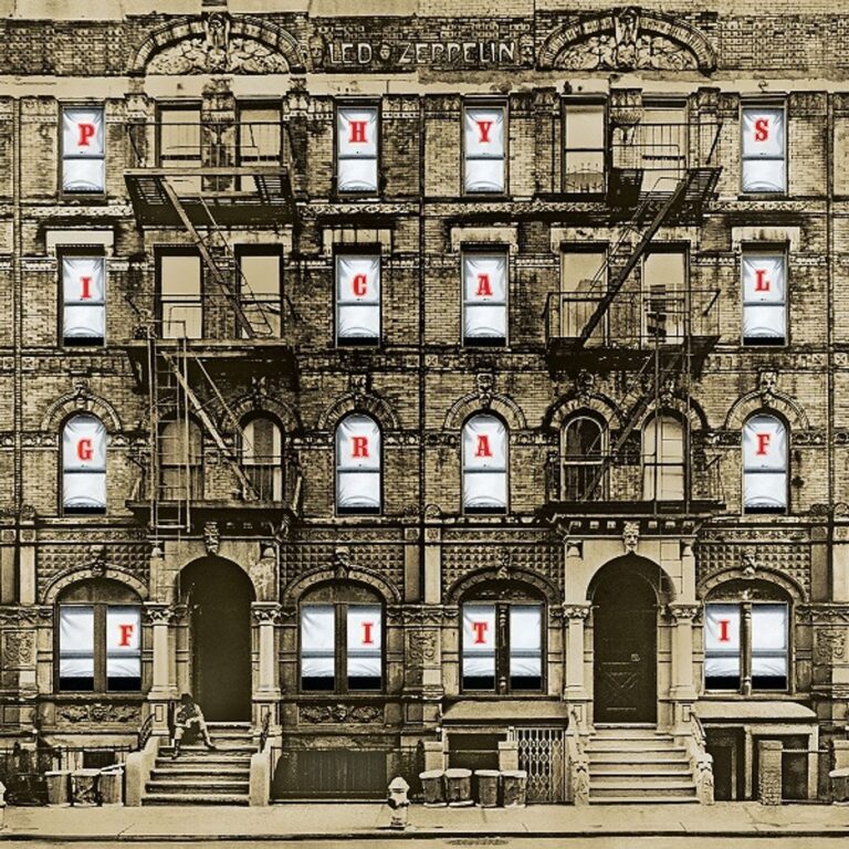 Historische Fassade eines fünfstöckigen New Yorker Mietshauses mit zahlreichen Fenstern, in denen Buchstaben den Albumtitel „Physical Graffiti“ bilden.