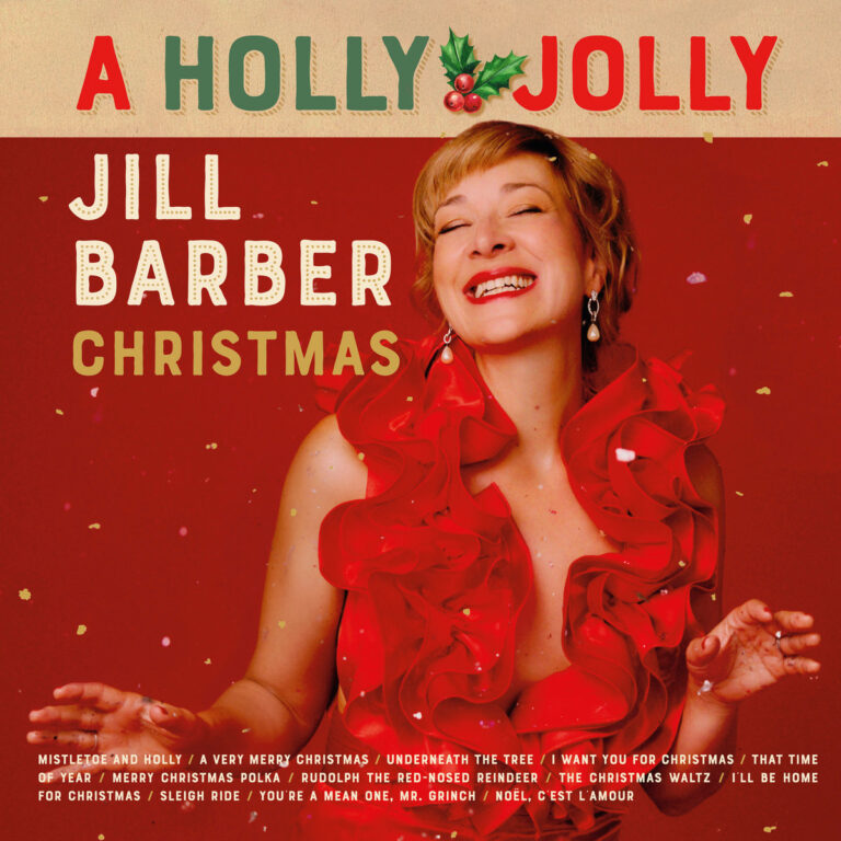Eine lächelnde Frau vor rotem Hintergrund trägt ein Kleid aus roten Stoffvolants. Goldene Konfettostückchen schweben im Bildraum, darüber steht in großen Buchstaben der Titel „A Holly Jolly Jill Barber Christmas“.