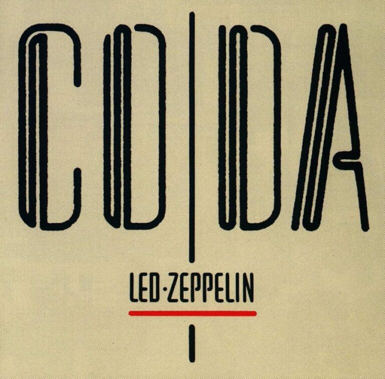Quadratisches Albumcover von Coda von Led Zeppelin, beige Hintergrundfläche mit schmaler, vertikal geschnittener Typografie in dunklem Grün und rotem Akzent unter dem Bandnamen.
