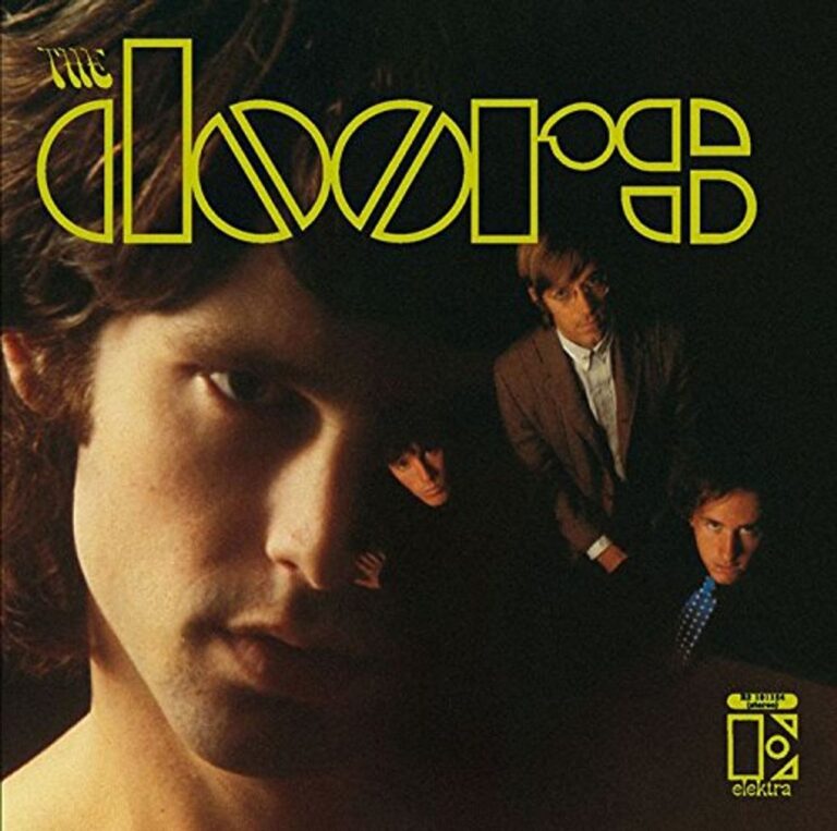 Quadratisches Albumcover mit stark vergrößertem Gesicht eines Mannes im Vordergrund und drei weiteren Bandmitgliedern, die im Hintergrund in dunkler Szenerie stehen. Darüber ein auffälliges, gelbgrünes Logo in stilisierter Schrift.