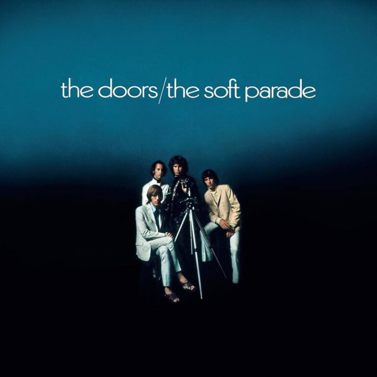 Vier Mitglieder von The Doors stehen im Zentrum eines tiefblauen Farbverlaufs, klein ins Bild gesetzt, umgeben von viel Raum und diffusem Licht.